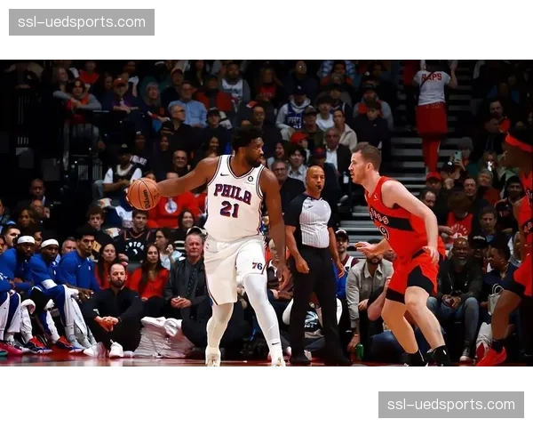 战术板视角：猛龙主帅在暂停时重点部署对恩比德的提前夹击