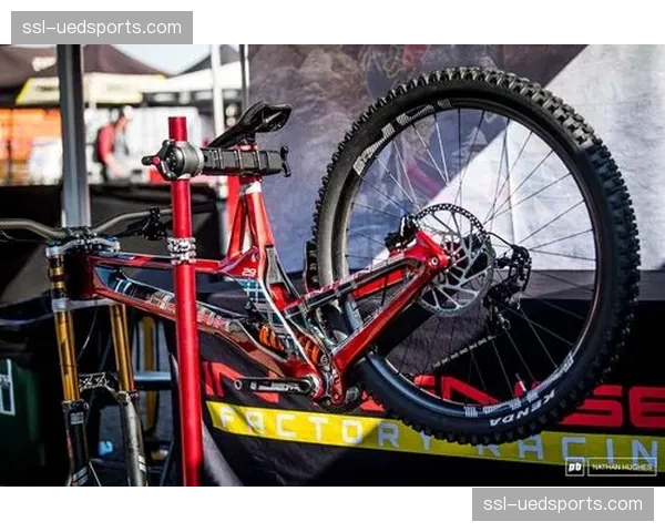 机械师的赛前一夜:确保二十辆战车以完美状态迎接发车 机械师的赛前一夜:确保二十辆战车以完美状态迎接发车